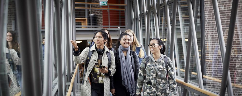 Studenter som går i en gångtunnel