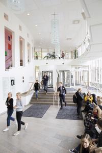 People in the entrance at Vasagatan 1