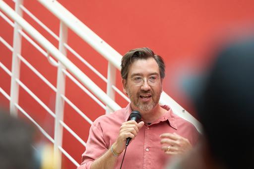Dekan Henric Benesch talar i mikrofon